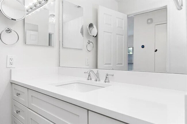 Building Photo - 1100 Augusta Dr