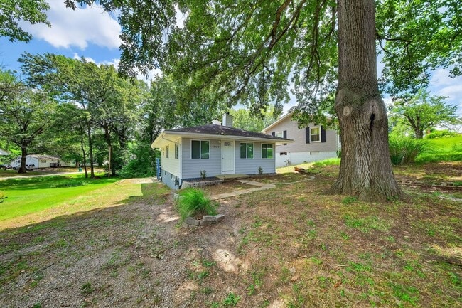 Building Photo - 706 S 15th St