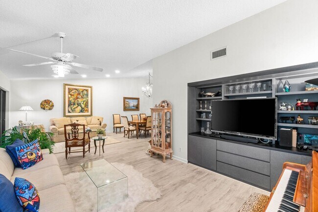 Building Photo - 5087 Oakhill Ln