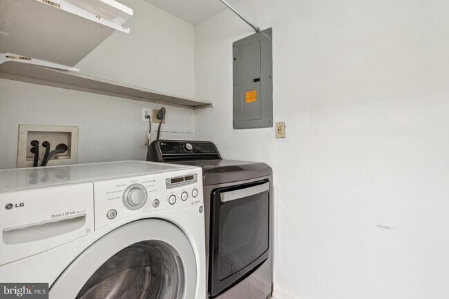 Building Photo - 5790 Burke Towne Ct