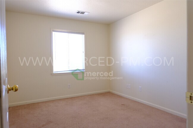 Building Photo - 15290 Sunset Dr