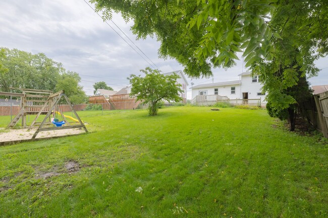 Building Photo - Large Single Family Home for Rent!