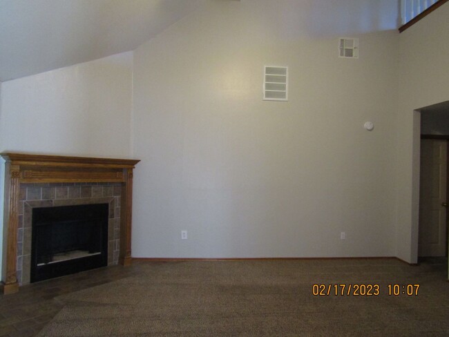 Building Photo - Crown Pointe Area!! PETS ARE NEGOTIABLE WI...