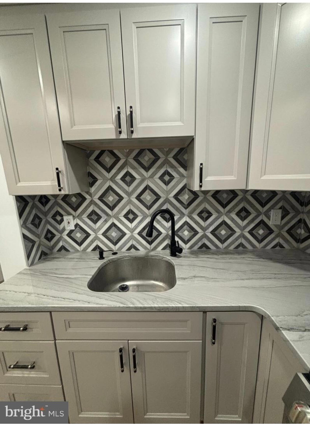 Building Photo - 321 Loney St