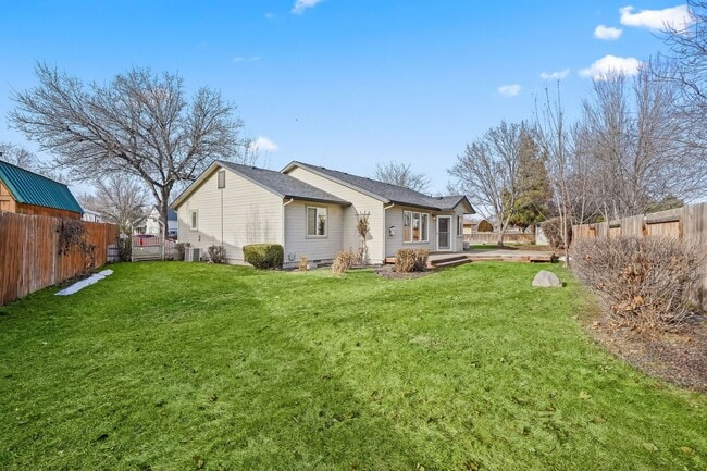 Building Photo - 3bd/2ba Home on Large Private Lot in Estab...