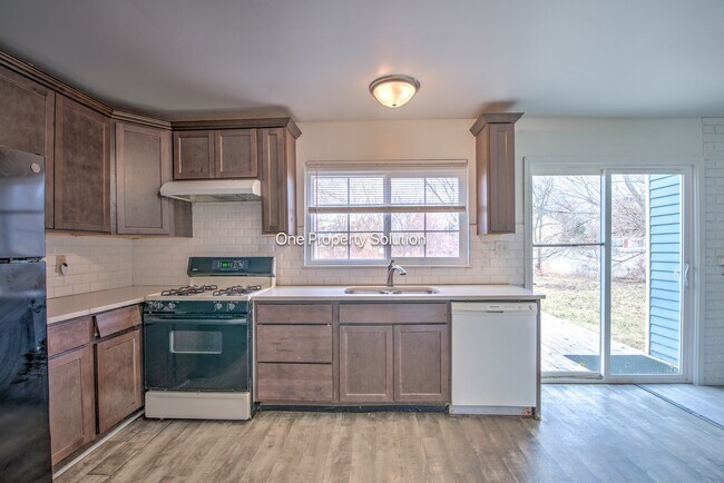 Building Photo - 924 W 60th Pl