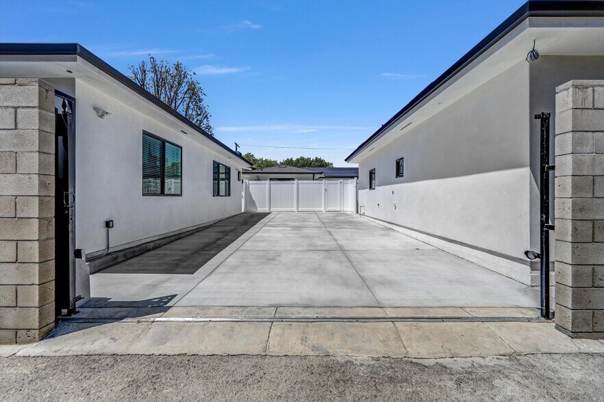 Building Photo - 9998 Louise Ave