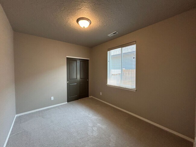 Building Photo - Newer 3 Bedroom / 2 Bathroom Home In NW Re...