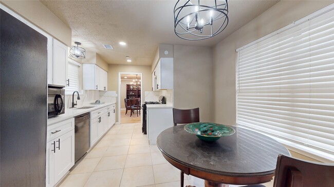 Building Photo - 1022 Manorglen Dr