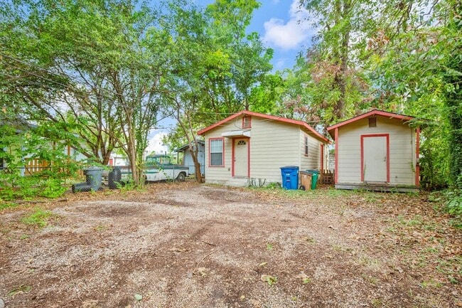 Building Photo - 2610 E 3rd St