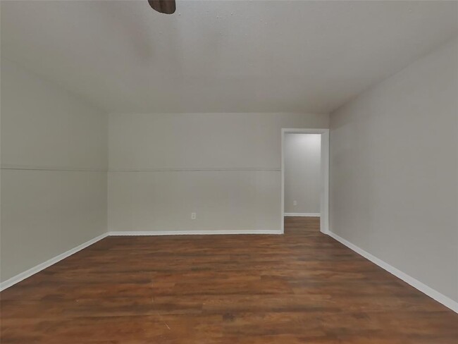 Building Photo - 15811 Kenbriar Dr