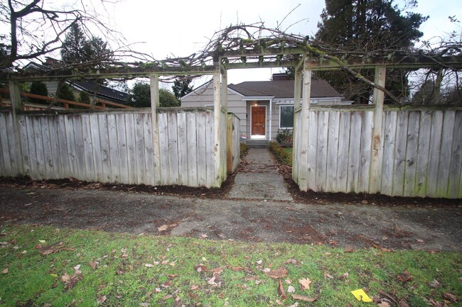 Building Photo - BEAUTIFUL 3 BED, 1 FLEX, WEDGWOOD HOME FOR...