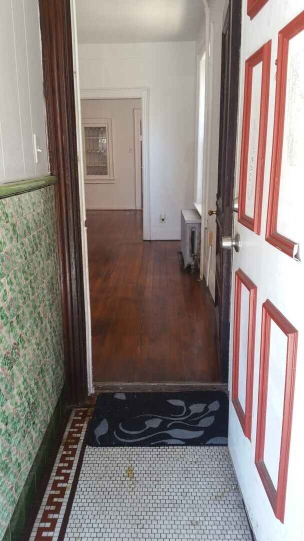 Building Photo - Large home for family!