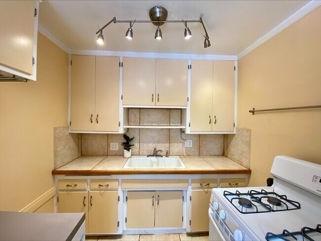 Building Photo - Great North Park Location! Private Fenced ...