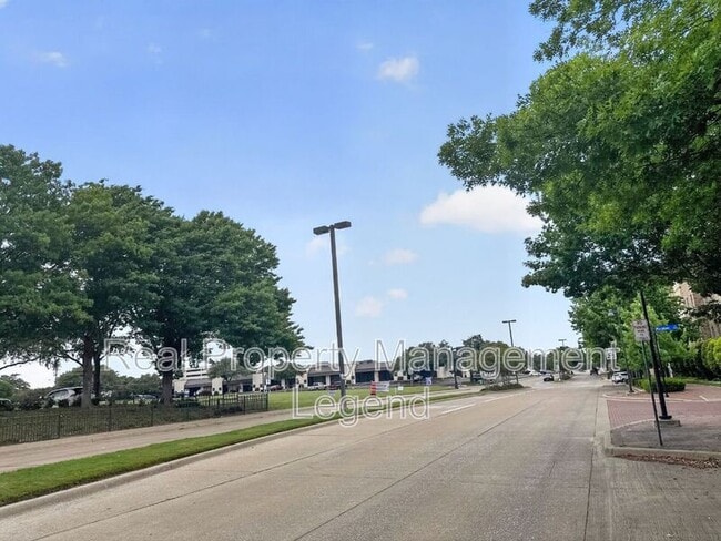 Building Photo - 15850 Quorum Dr