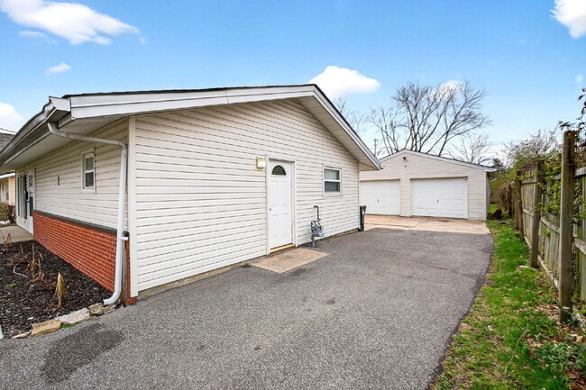 Building Photo - 2831 Hyannis Dr