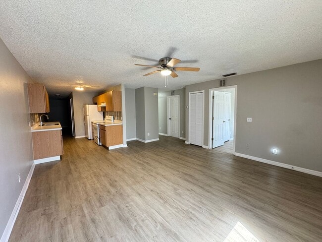 Building Photo - Beautiful 3/2 Duplex in St. Cloud