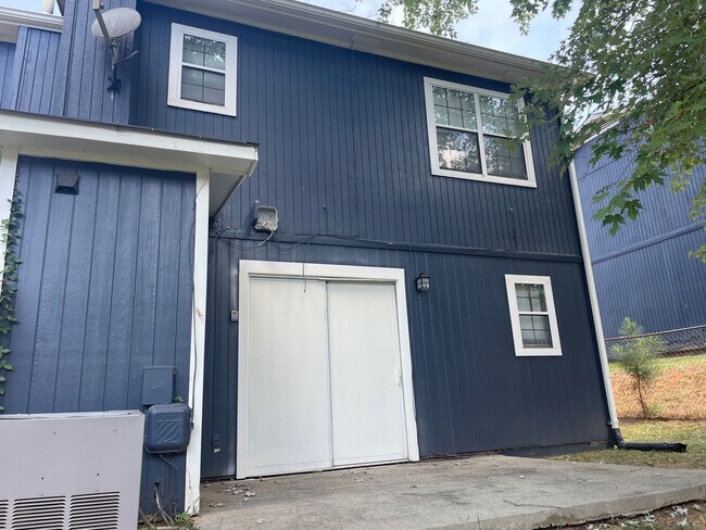 Building Photo - Newly Remodeled 2Bed/2.5Bath Townhome For Lease in Austell