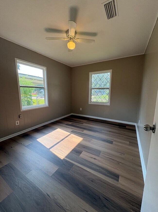 Building Photo - Amazing 3 Bed/1 Bath House FULLY remodeled with Central Air & Heat