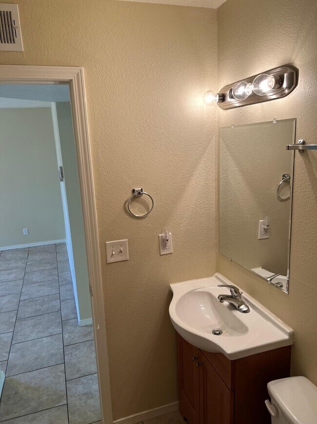 Building Photo - 1816 Buena Vista Dr SE