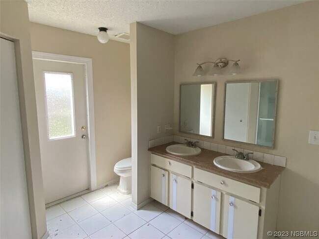Building Photo - 2622 Travelers Palm Dr
