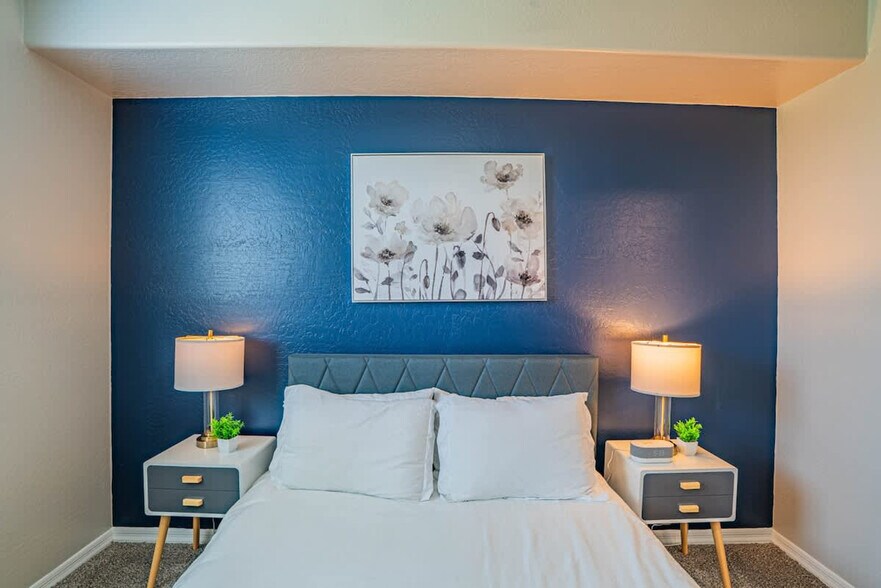 Building Photo - 1275 E University Dr