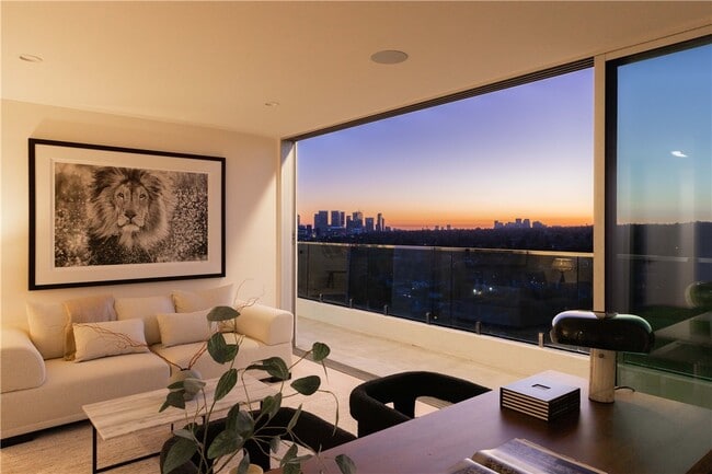 Building Photo - 838 N Doheny Dr