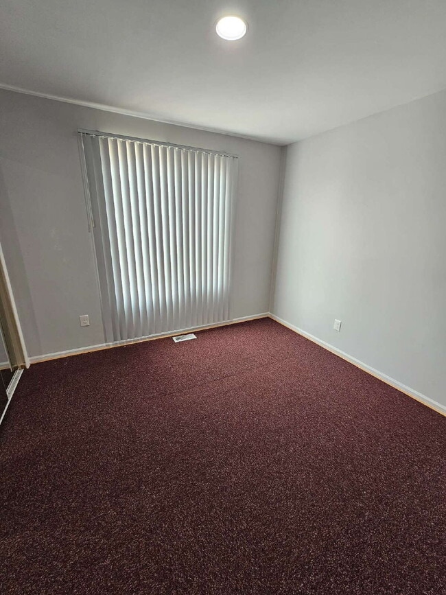 Building Photo - 2 Bedroom Condo with Vaulted Ceiling, Open Kitchen, Attached Garage in Desirable Clinton Township...
