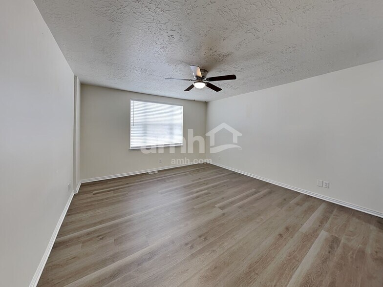 Building Photo - 817 Country Club Dr