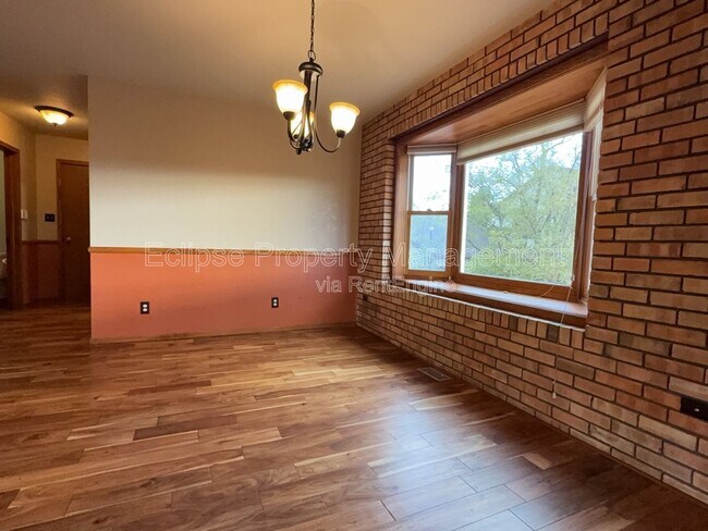 Building Photo - 2737 Sierra Vista Dr