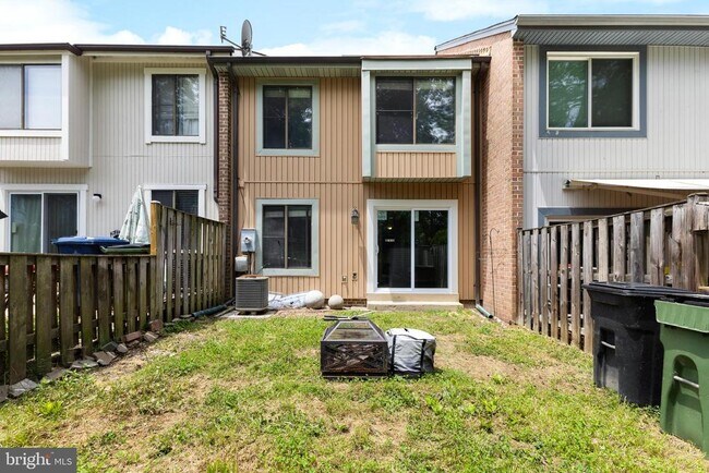Building Photo - 2813 Cambridge Dr