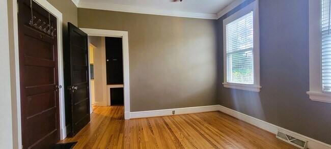 Building Photo - Charming 2 bedroom bungalow in Lakeside/Staples Mill area.