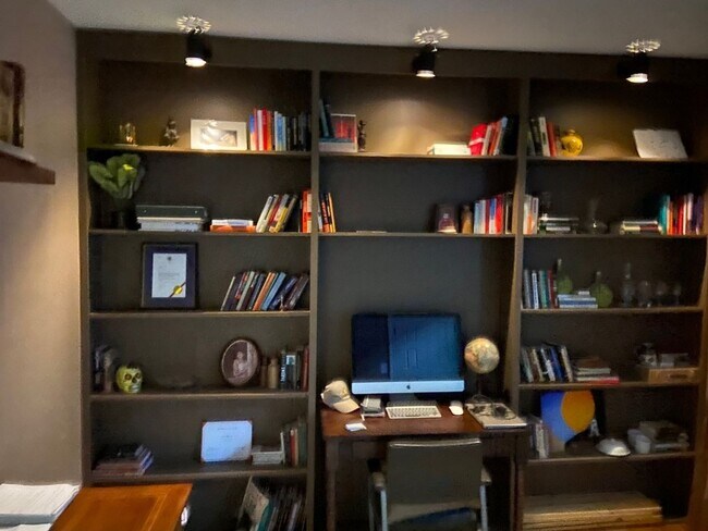 Building Photo - 3109 Broadway St