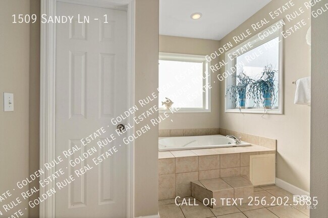 Building Photo - 1509 Sandy Ln