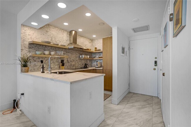 Building Photo - 2899 Collins Ave