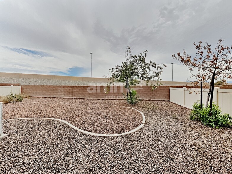 Building Photo - 8813 Red Fox Dr