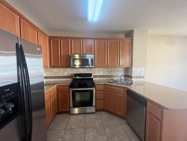 Building Photo - Spacious 3bed 2.5 bath available in Regency Park
