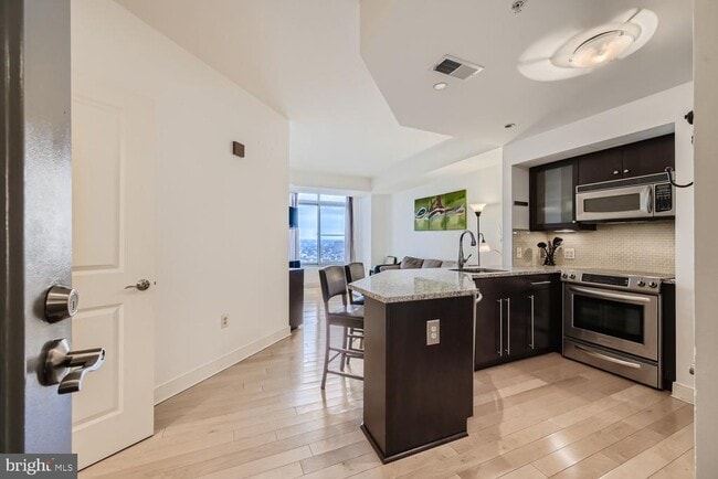 Building Photo - 675 S President St