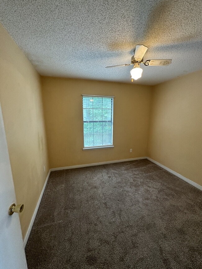 Building Photo - "Charming 3-Bedroom home with Florida room!"