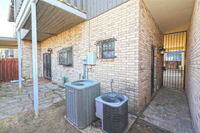 Building Photo - 2600 E San Jose St