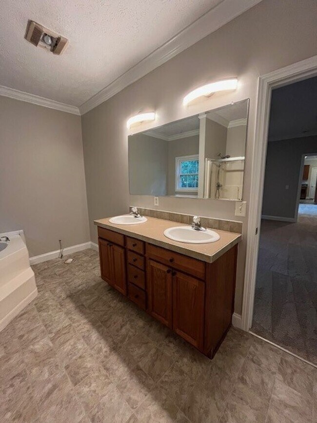 Building Photo - Charming 3-bedroom, 2-bathroom home located in the delightful community of Castle Hayne