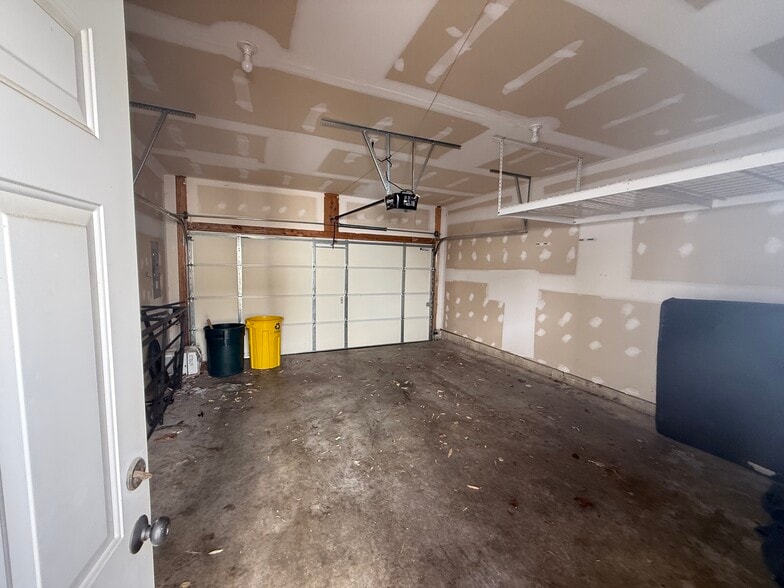 2 car garage - 20 Boucher Pl