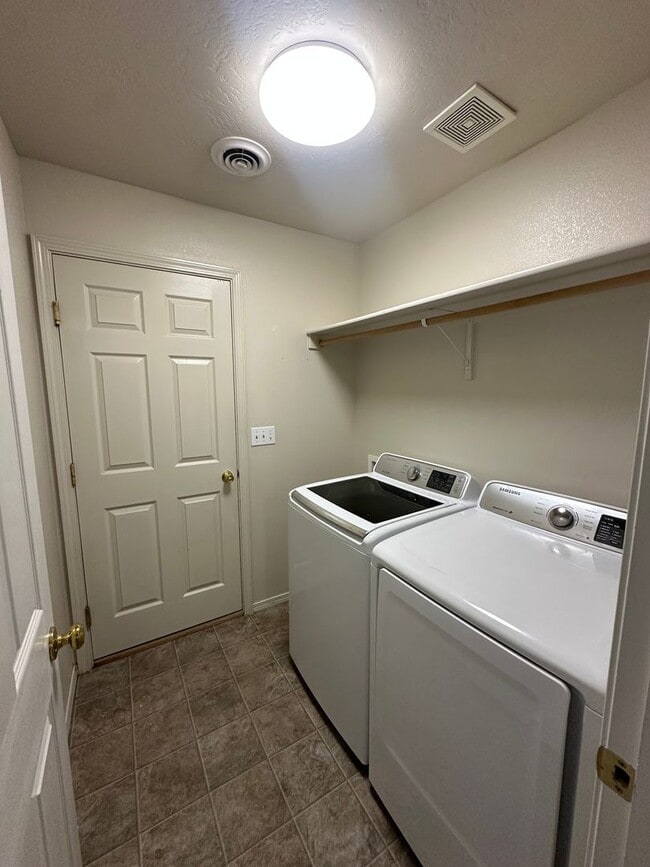 Building Photo - 3 bedroom 2 bath home in beautiful Meridia...