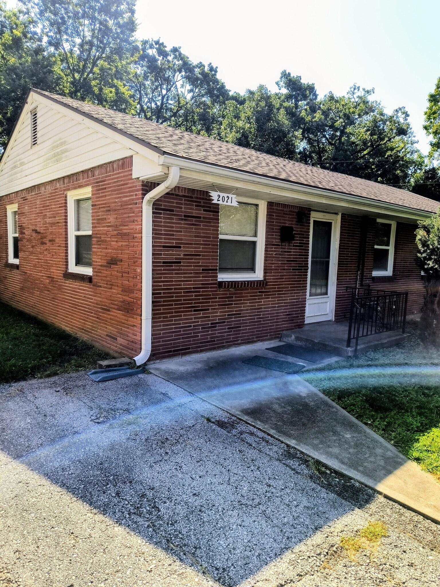 Building Photo - 2021 S Harris Ave