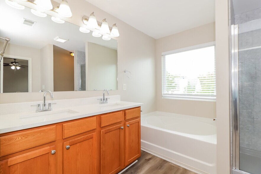 Building Photo - 2945 Mayfair Dr