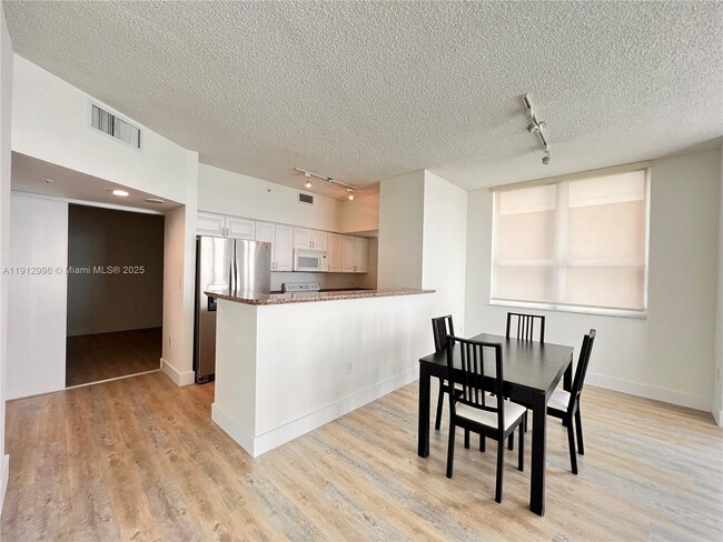 Building Photo - 1155 Brickell Bay Dr