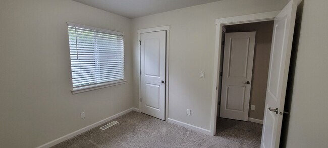 Building Photo - 331 NW Pacific Hills Dr