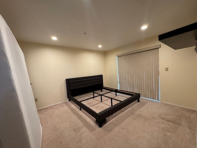 Building Photo - Comfortable & Convenient Condo in Renton
