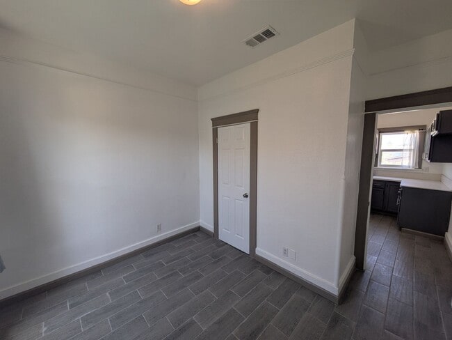 Building Photo - Bright & Clean 2 Bed | 1 Bath Home With a separate Den– 906 Sq. Ft. with Private Parking! Now Ava...