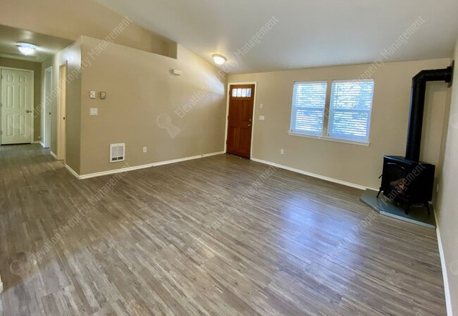 Building Photo - Single-Level 3 BR - 2 BA Rancher in Southw...